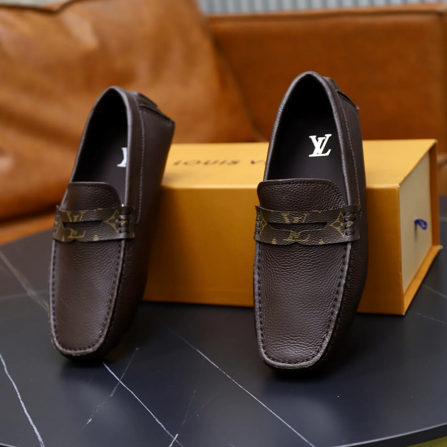 Ex-factory price: 460💰【LV】Louis Vuitton ⚠️High-end men’s driving and pedal series ⚠️38-44 (customized for 45) ⚠️All original cowhide leather! Thick and soft! Made entirely of calfskin lining! Rubber sheet anti-slip beanie sole! Three-dimensional package technology! Fashionable and classic! Handicrafts! Original high quality! Feel free to compare!